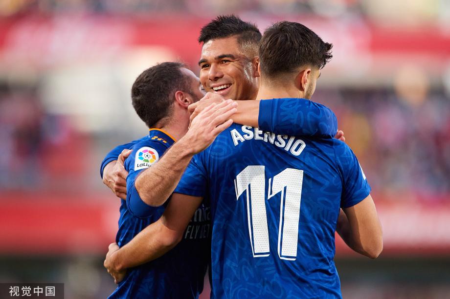 巴萨中场 巴萨中场