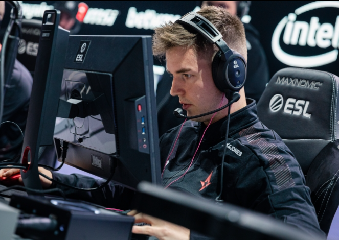 注视下以3 注视下以3